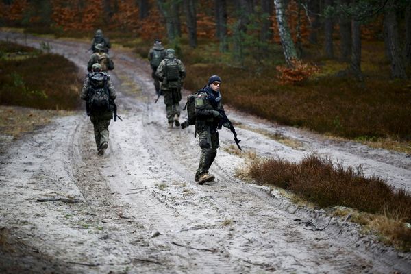 Тренировка добровольческого вооруженного формирования SJS Strzelec рядом с городом Миньск-Мазовецки