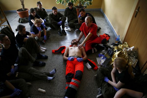 Занятия по оказанию медицинской помощи, организованные вооруженным формированием Obrona Narodowa