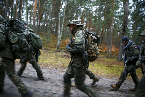 Тренировка добровольческого вооруженного формирования SJS Strzelec рядом с городом Миньск-Мазовецки