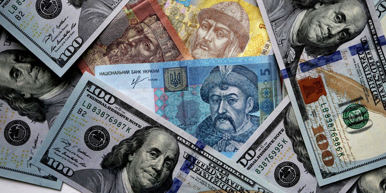 Денежные купюры и монеты США и Украины