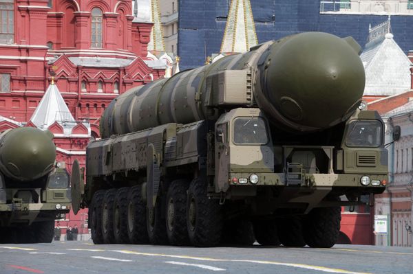 Ракетный комплекс стратегического назначения Тополь на военном параде в честь 63-й годовщины Победы в Великой Отечественной войне