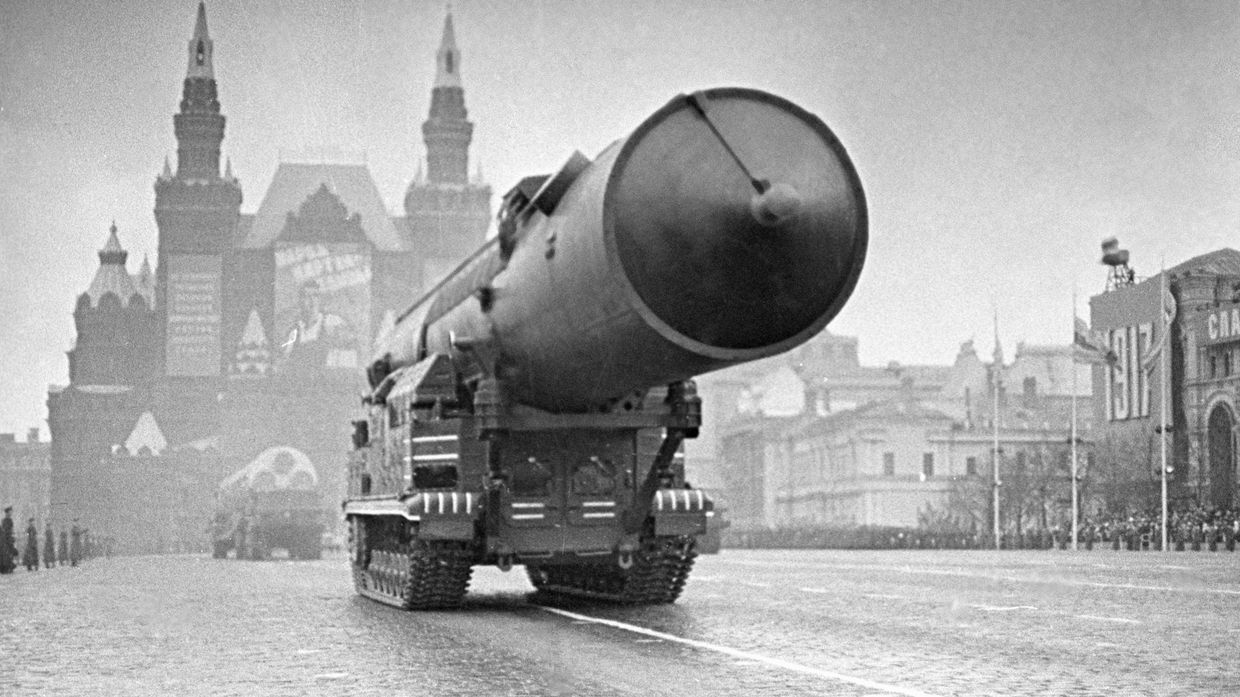 Ракетный комплекс войск стратегического назначения проходит по Красной площади