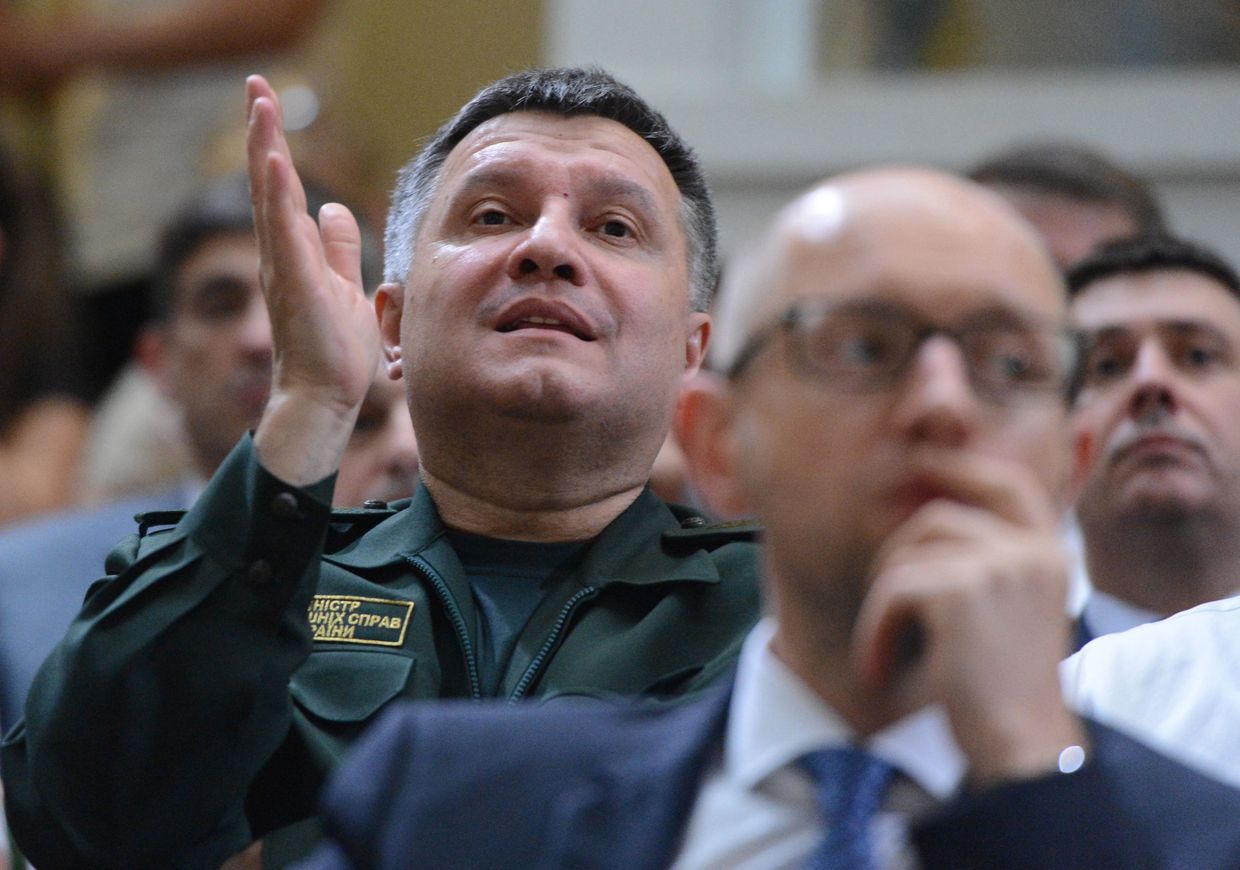Министр внутренних дел Украины Арсен Аваков на первом съезде новой партии Народный фронт в Киеве. Справа - премьер-министр Украины Арсений Яценюк