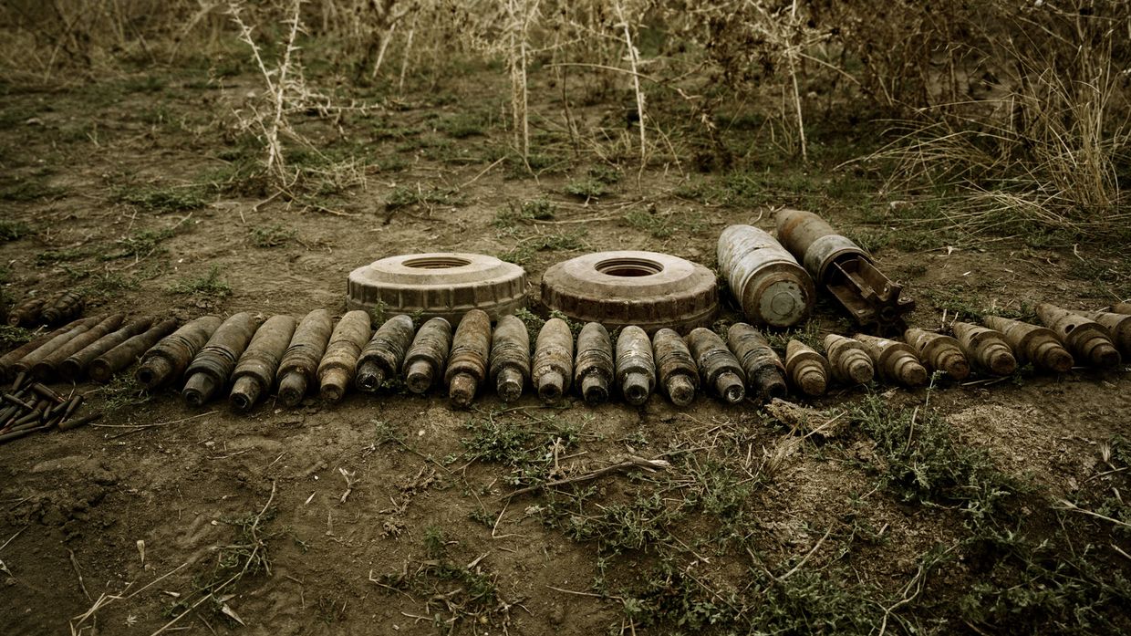 Противотанковые мины и невзорвавшиеся боеприпасы рядом с городом Аскеран в Нагорном Карабахе