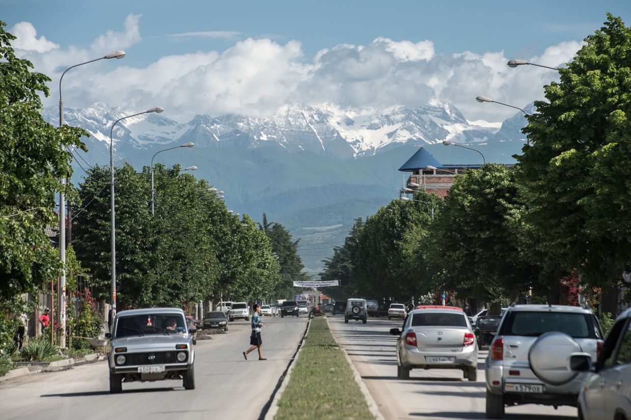 Вид на одну из городских улиц в Цхинвале.
