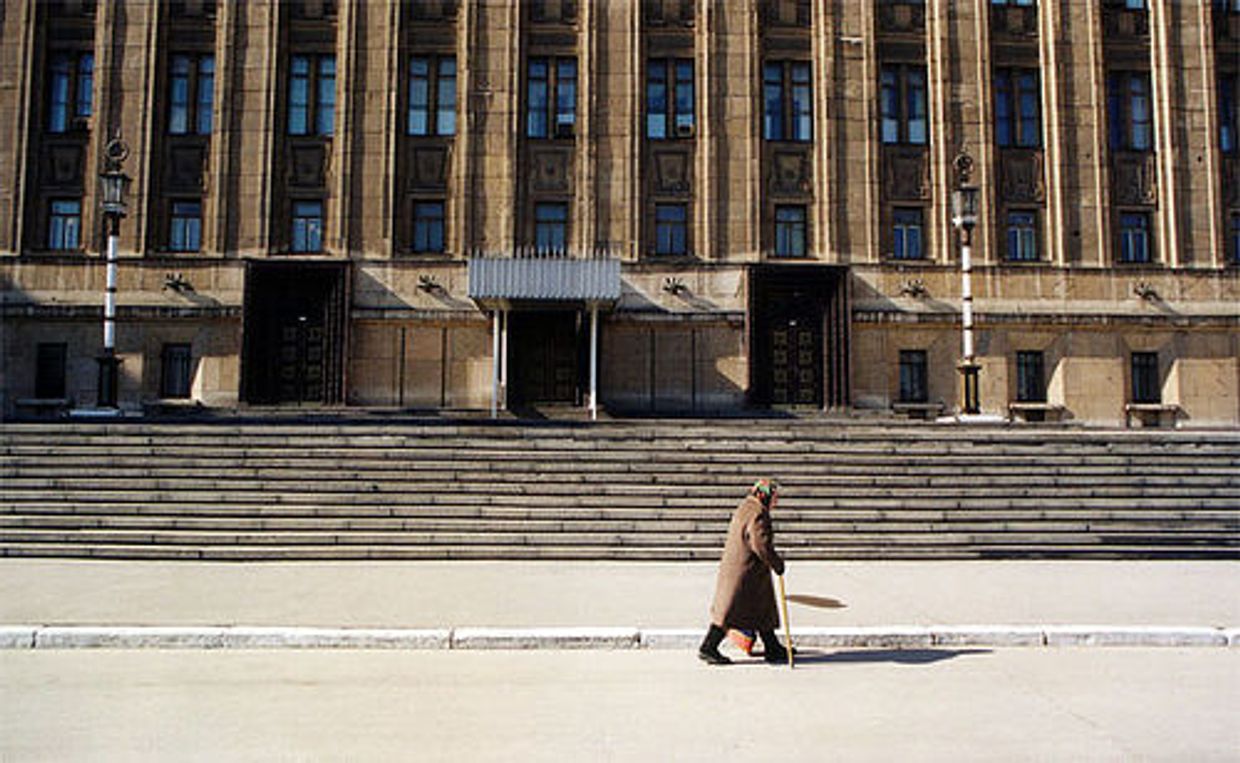 Пожилая женщина на улице в Москве