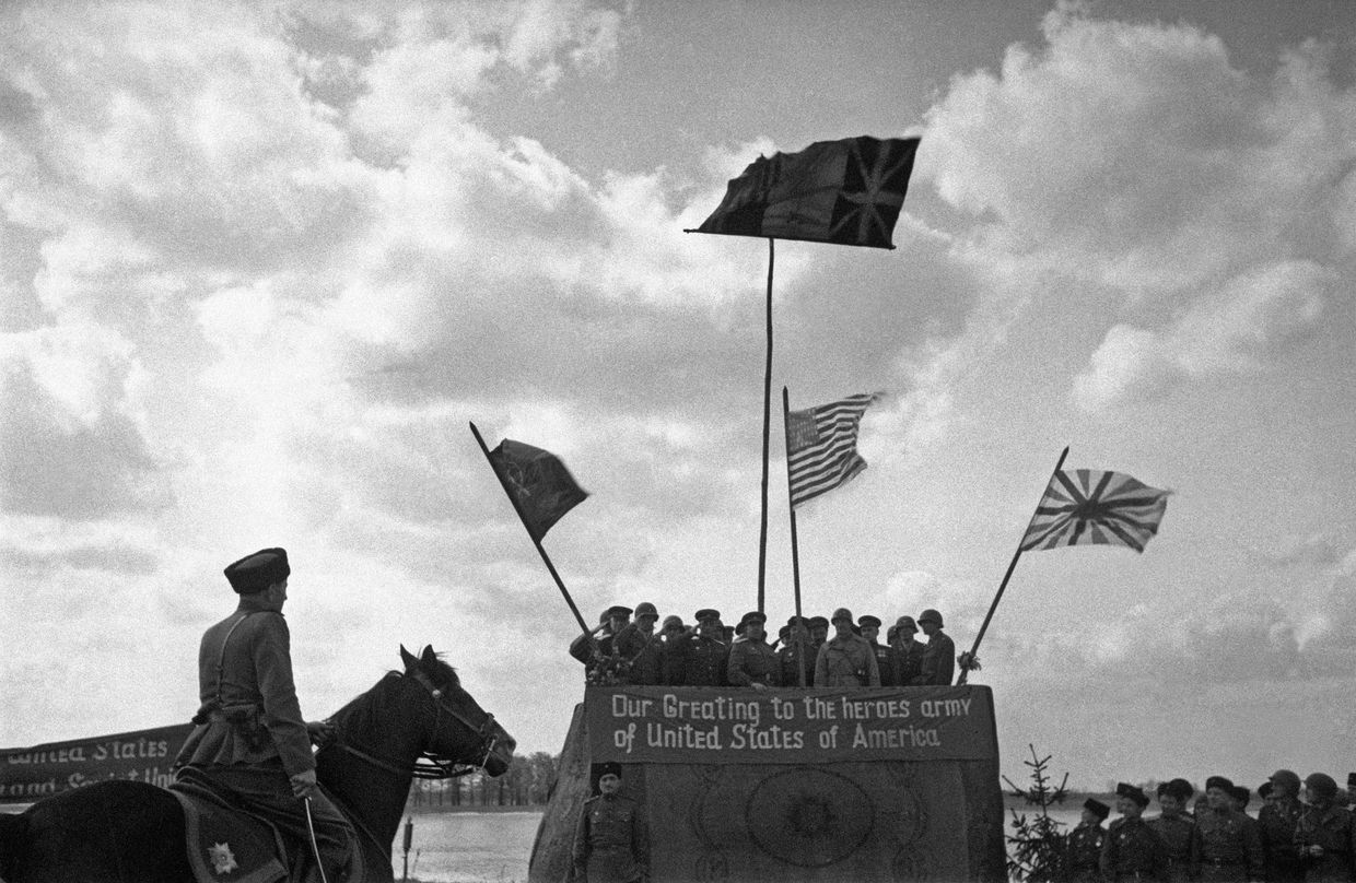 Митинг по случаю встречи на Эльбе советской и американской армий в конце Великой Отечественной войны