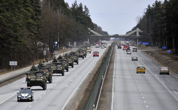 Конвой американских военных в Риге, учения Dragoon Ride