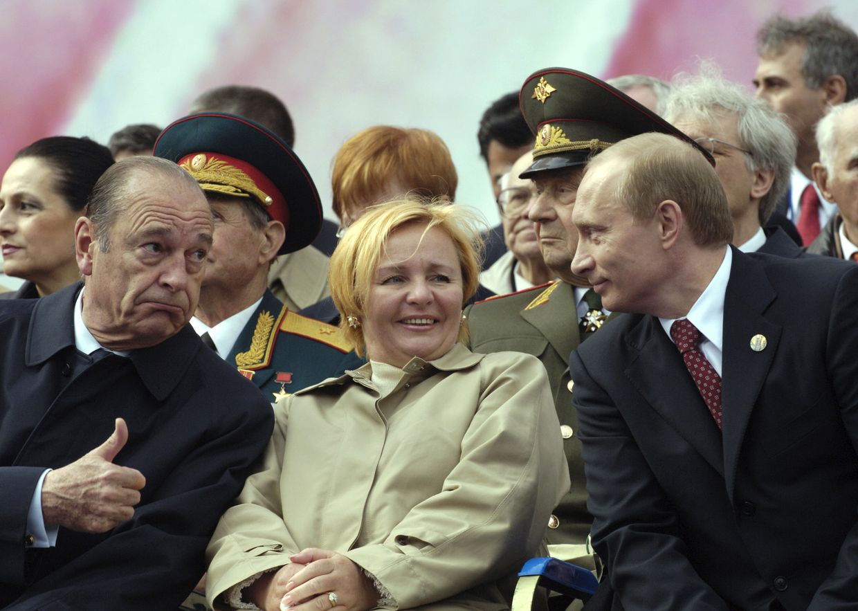 Президент Франции Жак Ширак, Людмила Путина и Владимир Путин на Красной площади во время парада, 2005 год