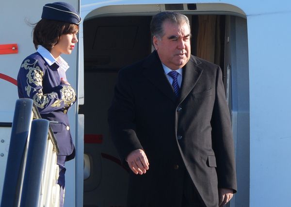 Президент Таджикистана Эмомали Рахмон в аэропорту Адлера
