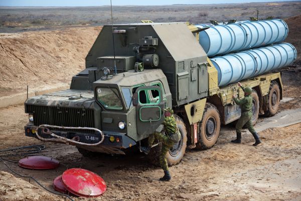 Разворачивание зенитно-ракетной системы С-300