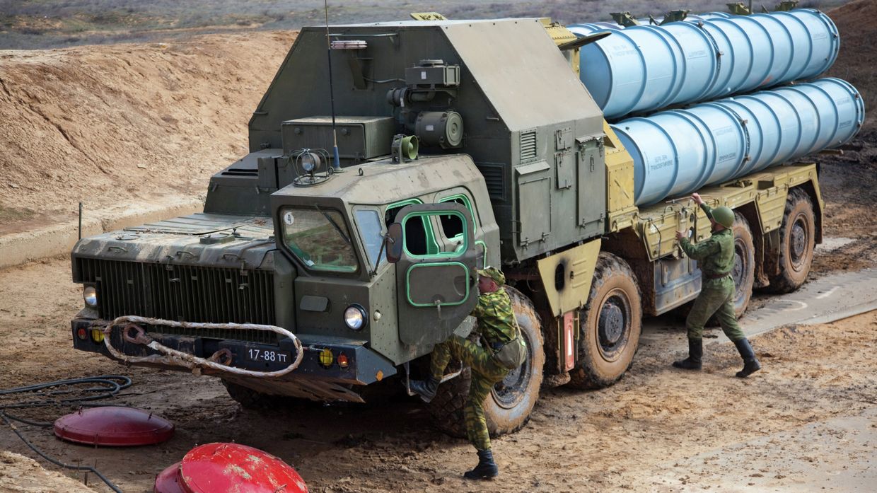 Разворачивание зенитно-ракетной системы С-300