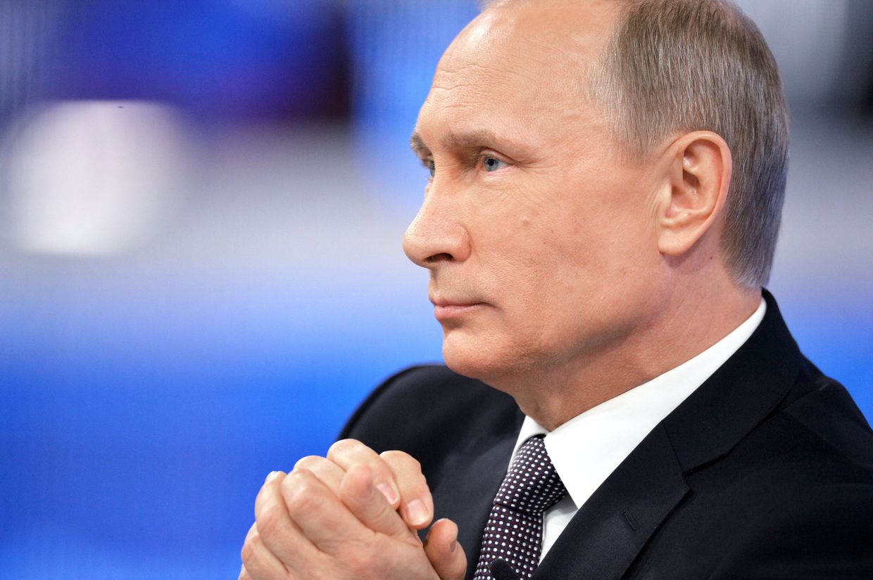 Президент России Владимир Путин в основной студии московского Гостиного двора во время ежегодной специальной программы Прямая линия с Владимиром Путиным