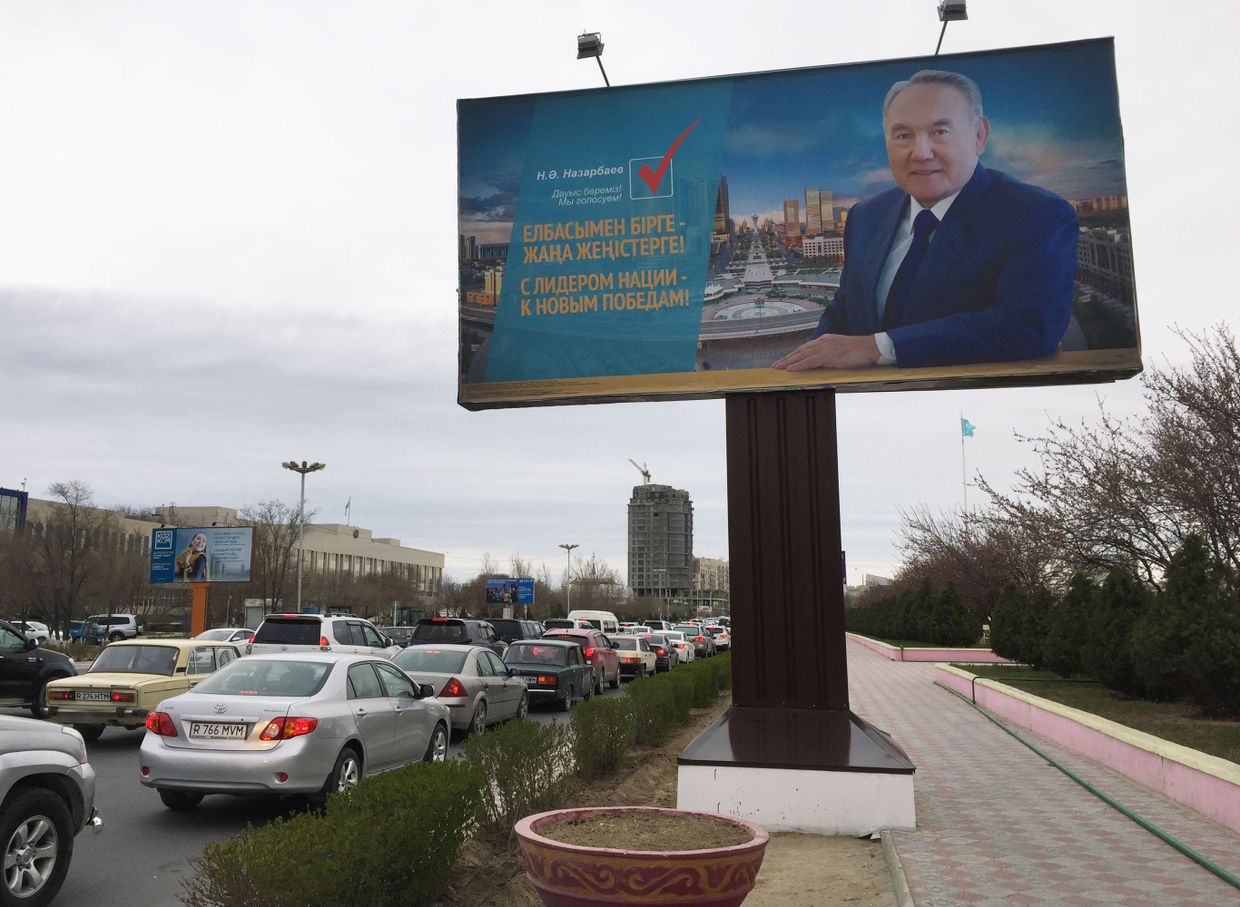 Предвыборный плакат на улице в городе Актау
