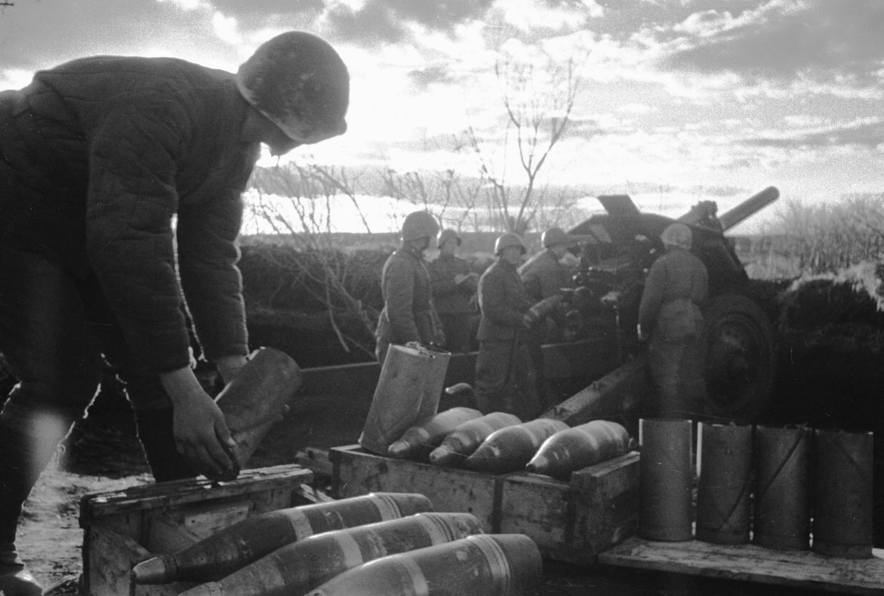 Боец готовит снаряды для орудия