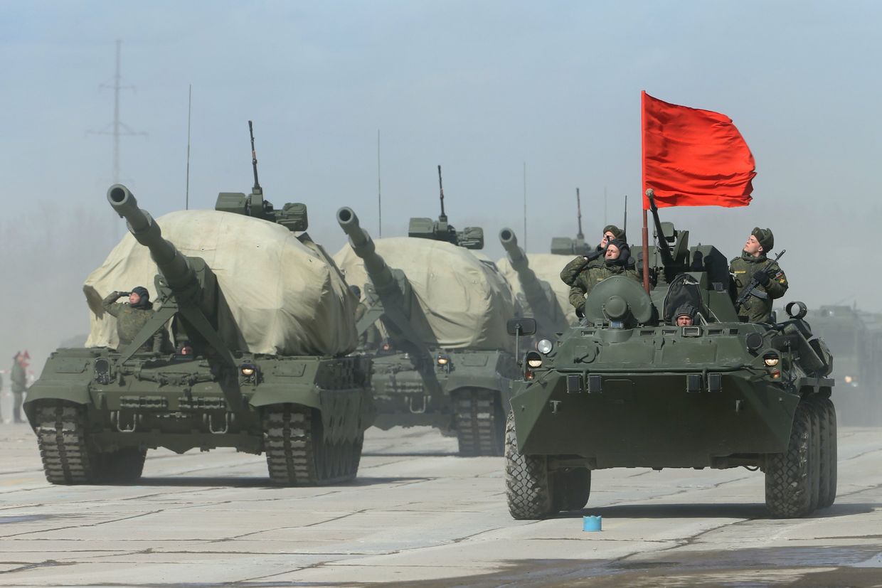 Самоходная артиллерийская установка Коалиция-СВ (слева) и бронетранспортер БТР-82А во время репетиции парада Победы в Московской области
