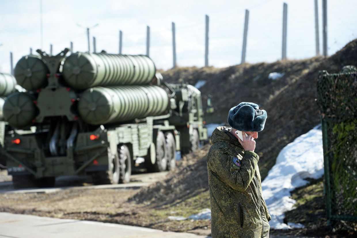 Военнослужащий на фоне комплекса С-400 во время несения боевого дежурства зенитными ракетными дивизионами Военнослужащий на фоне комплекса С-400 во время несения боевого дежурства зенитными ракетными дивизионами