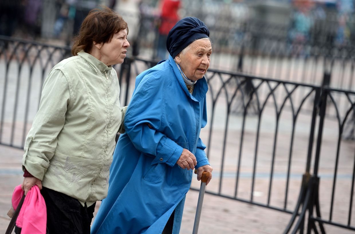 Пожилые женщины на улице Москвы
