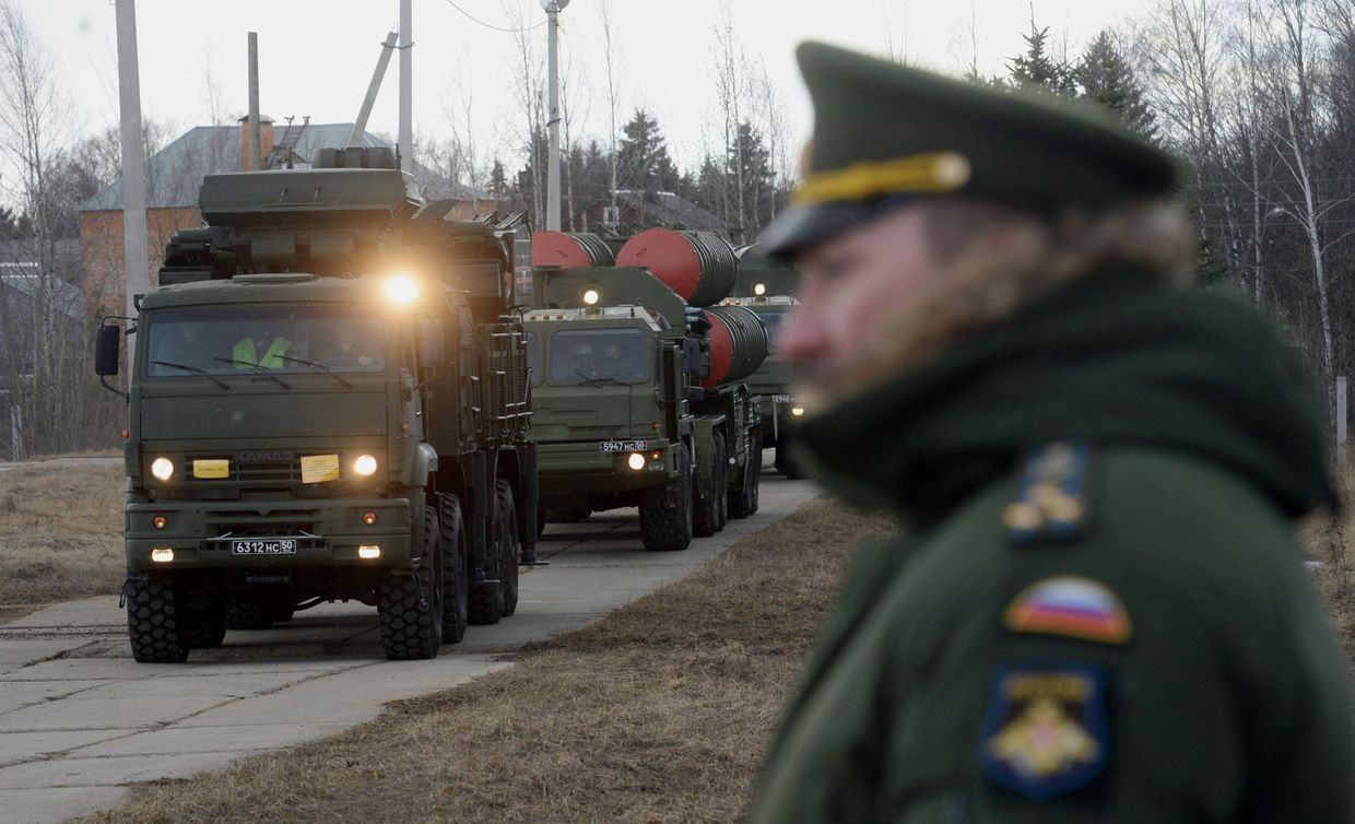 Зенитный ракетный комплекс (ЗРК) Триумф С-400 (на втором плане) и зенитный ракетно-пушечный комплекс (ЗРПК) Панцирь-С1