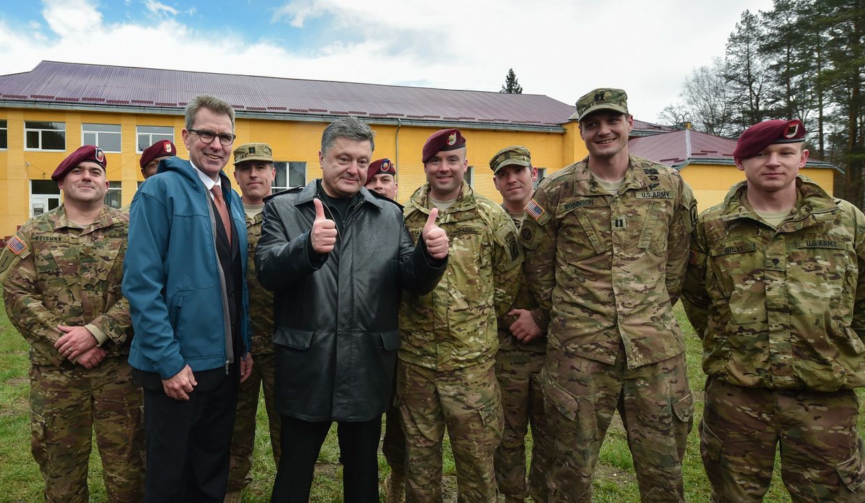 Президент Украины Петр Порошенко и десантники 173-й бригады армии США перед началом украинско-американских командно-штабных учений Фиарлес Гардиан - 2015