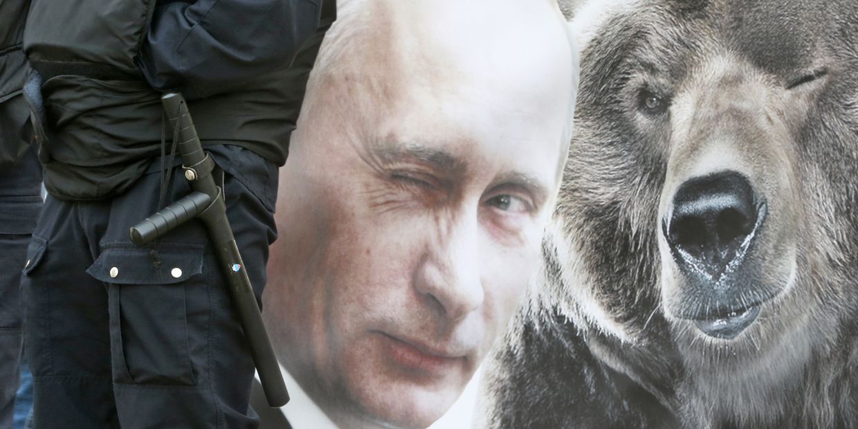 Плакат с Владимиром Путиным в Санкт-Петербурге