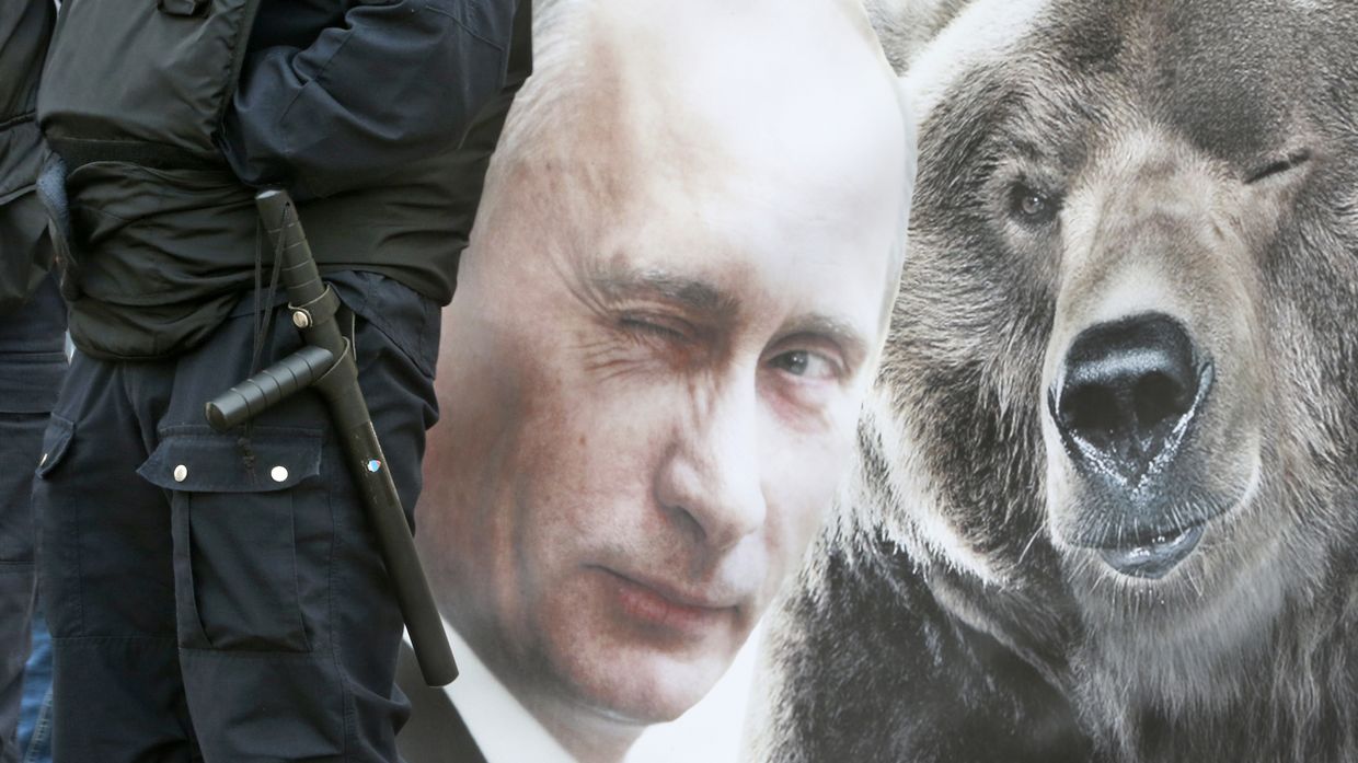 Плакат с Владимиром Путиным в Санкт-Петербурге