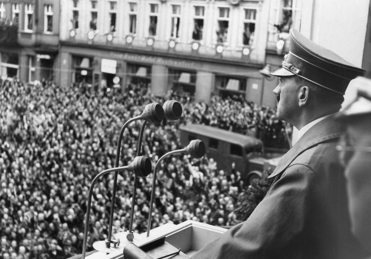 Адольф Гитлер обращается к жителям города Эгер в Венгрии, октябрь 1938 года