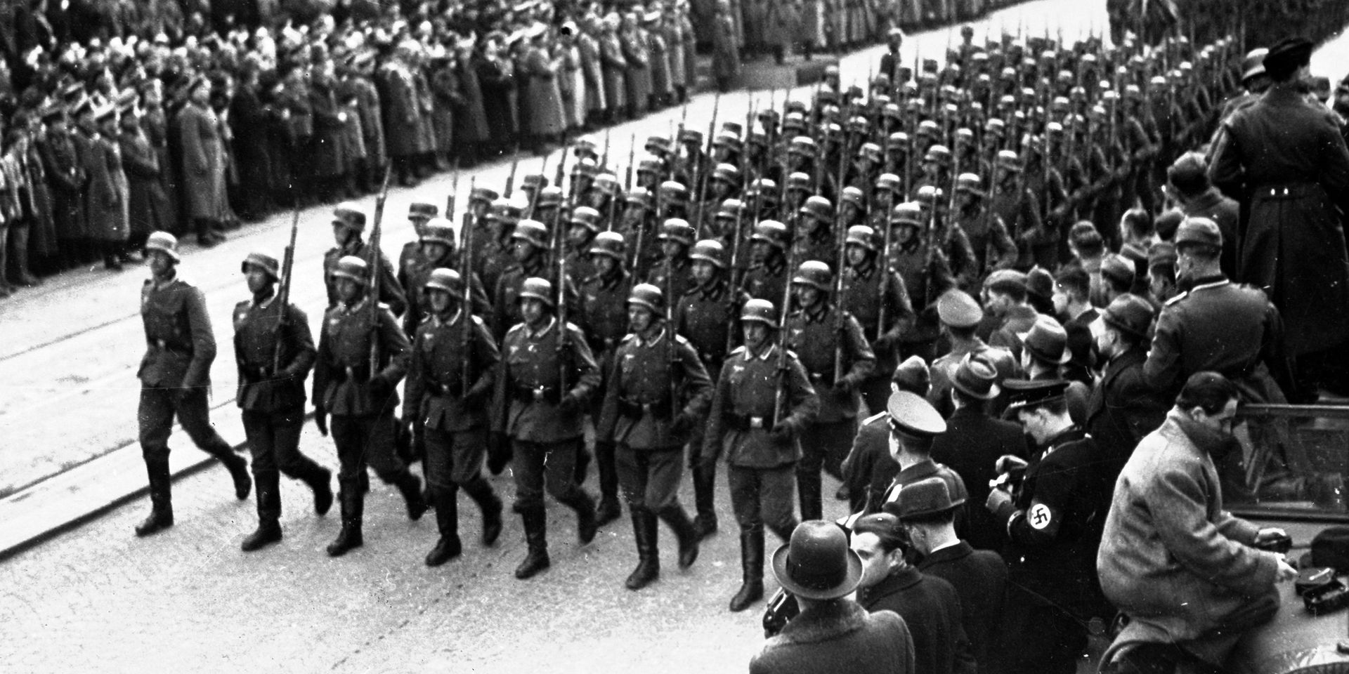 Немецкие солдаты идут по улице Праги, октябрь 1938 года - ИноСМИ, 1920, 17.01.2021