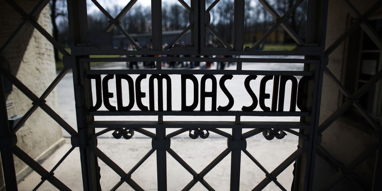 Надпись Jedem das Seine на воротах концентрационного лагеря Бухенвальд Надпись Jedem das Seine на воротах концентрационного лагеря Бухенвальд