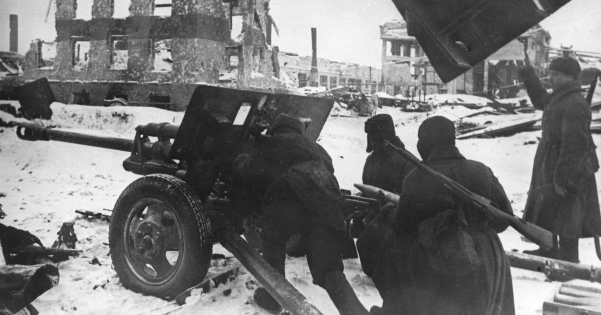 Советские артиллеристы во время одного из уличных боев в Сталинграде. Ноябрь 1942 года