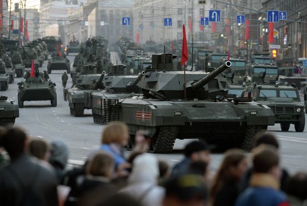 Танки Т-14 на гусеничной платформе «Армата» во время репетиции военного парада в Москве