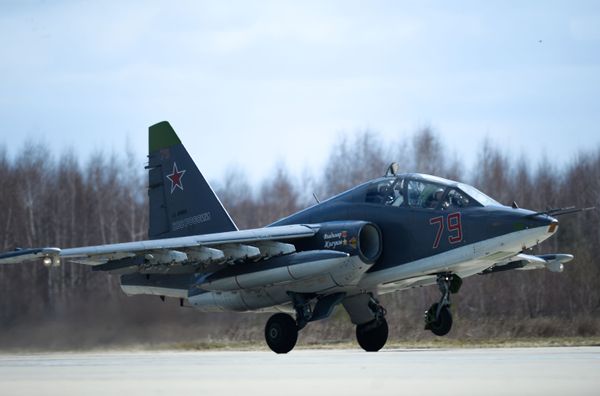 Штурмовик Су-25 на военном аэродроме в Кубинке во время подготовки воздушной части военного парада в честь 70-й годовщины Победы в Великой Отечественной войне