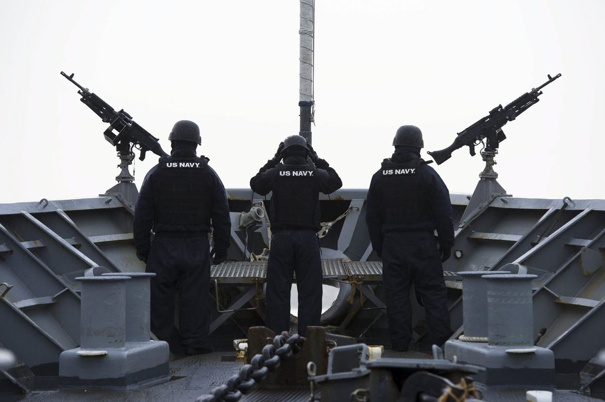 Американские военные на борту USS Viksburg принимают участие в учениях НАТО Dynamic Mongoose у побережья Норвегии