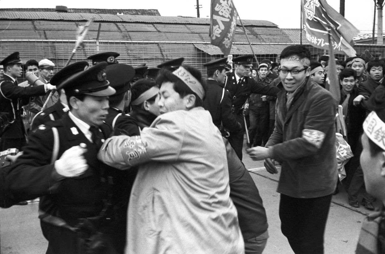 Демонстрация протеста трудящихся против размещения американских войск на территории японских островов, у военной базы Йокота