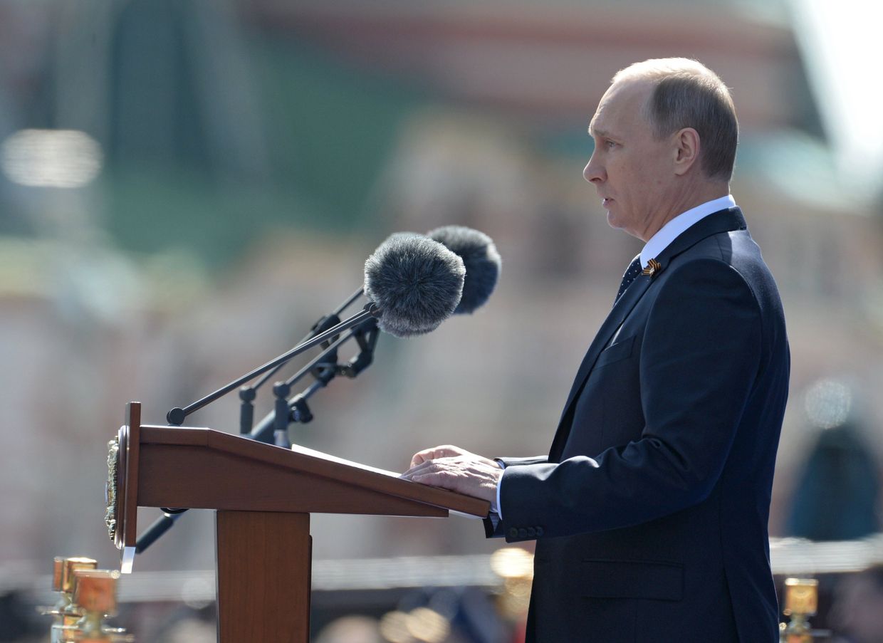 Президент Российской Федерации Владимир Путин выступает во время военного парада в ознаменование 70-летия Победы в Великой Отечественной войне 