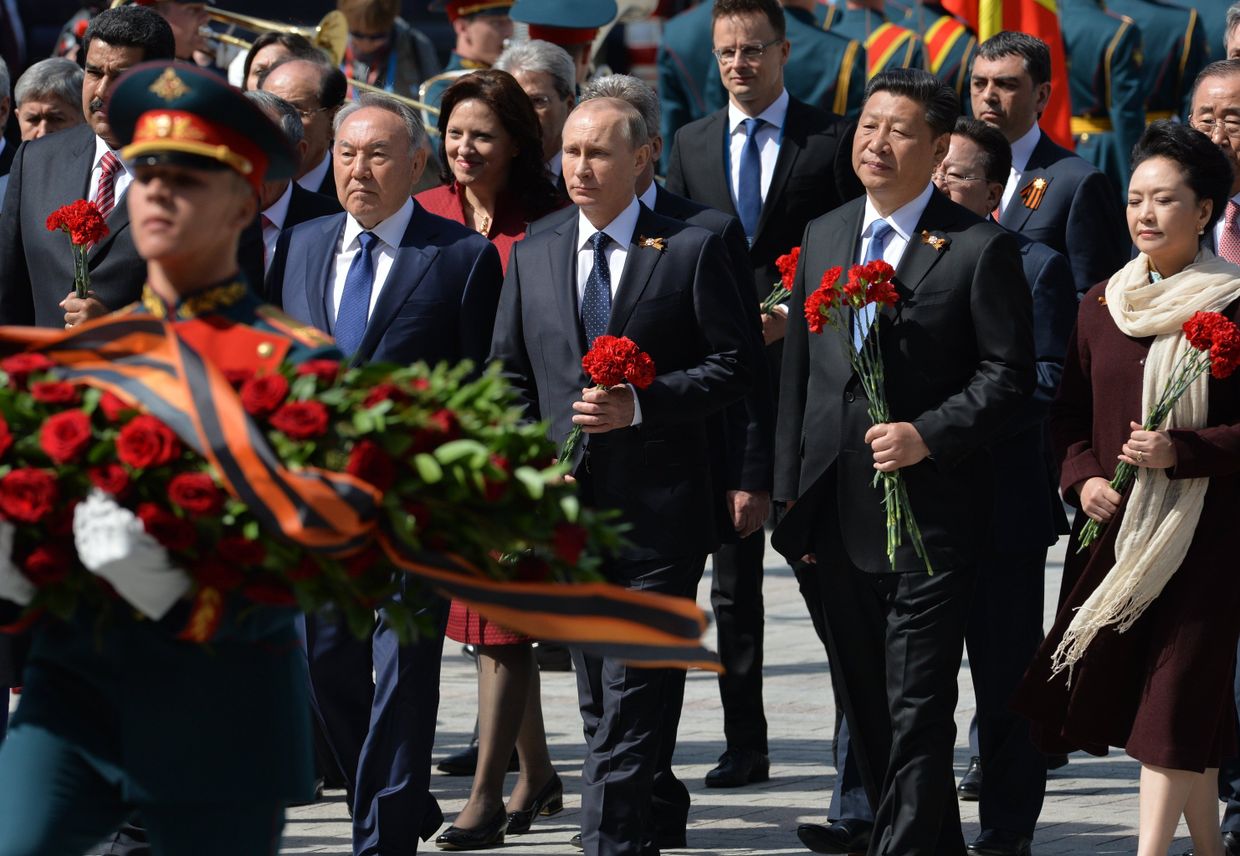 Президент Российской Федерации Владимир Путин (третий справа), председатель Китайской Народной Республики Си Цзиньпин, президент Республики Казахстан Нурсултан Назарбаев на церемонии совместного возложения цветов к Могиле Неизвестного солдата в Александровском саду