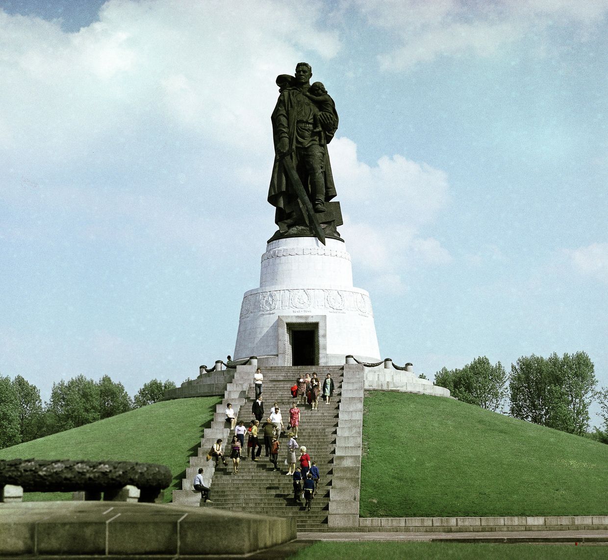 Памятник советскому воину-освободителю в Трептов-парке в Берлине
