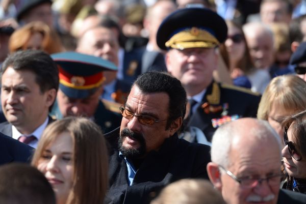 Актер Стивен Сигал (в центре) перед началом Парада Победы на Красной площади
