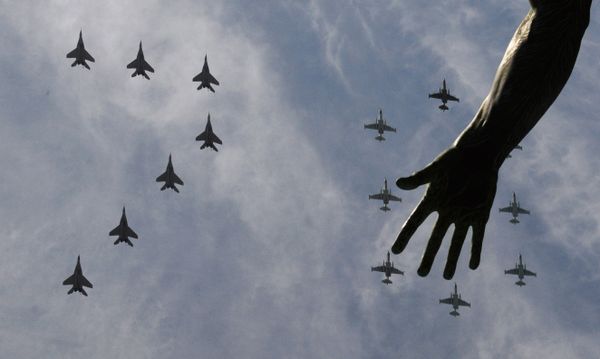 Многоцелевые истребители МиГ-29 и штурмовики Су-25 во время Парада Победы в Москве