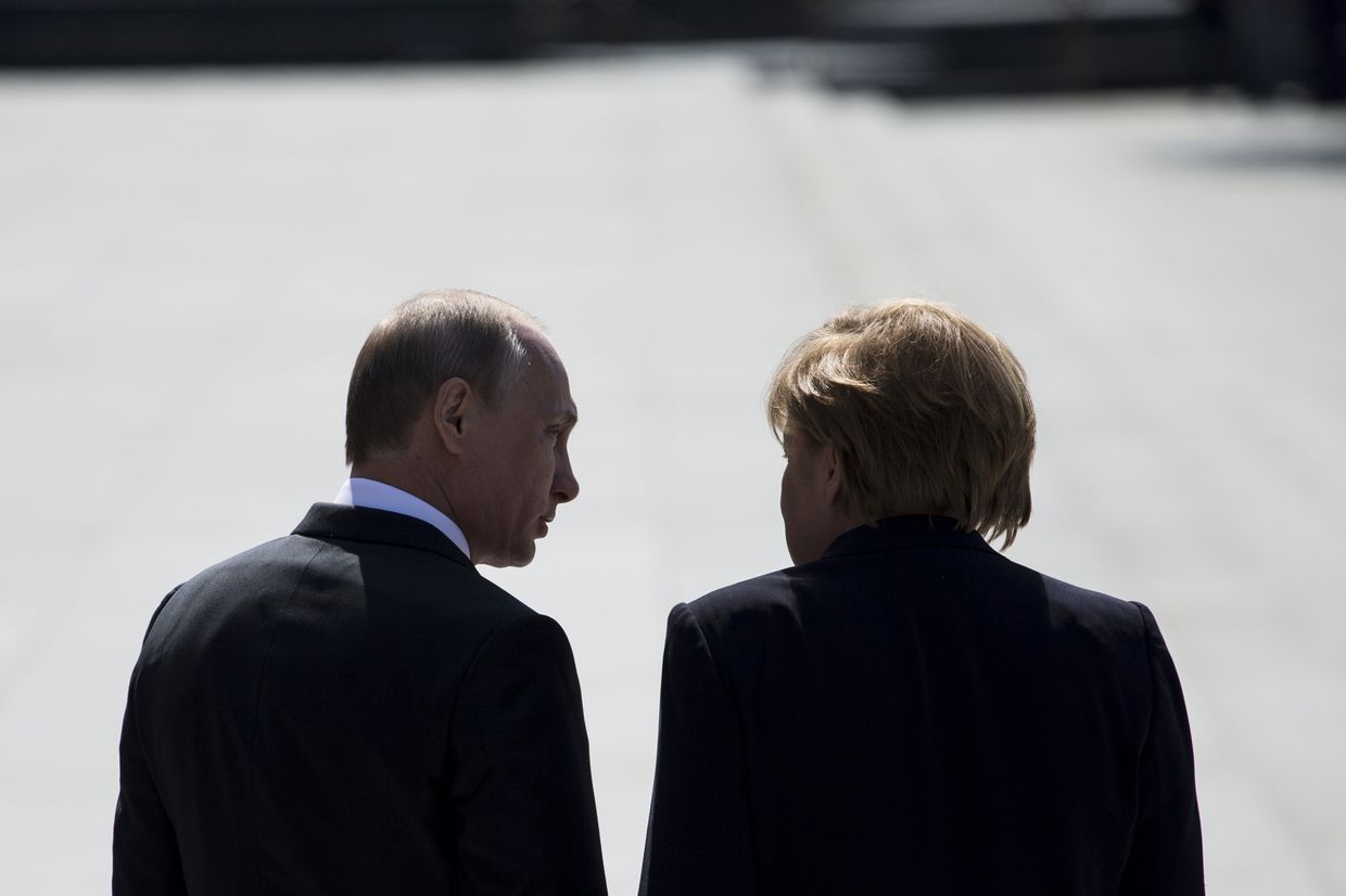 Владимир Путин и Ангела Меркель на церемонии возложения венка к памятнику Неизвестного солдата в Москве