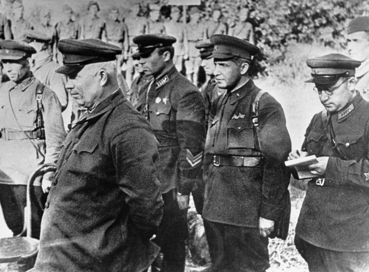 Никита Хрущев с танкистами 133-й танковой бригады