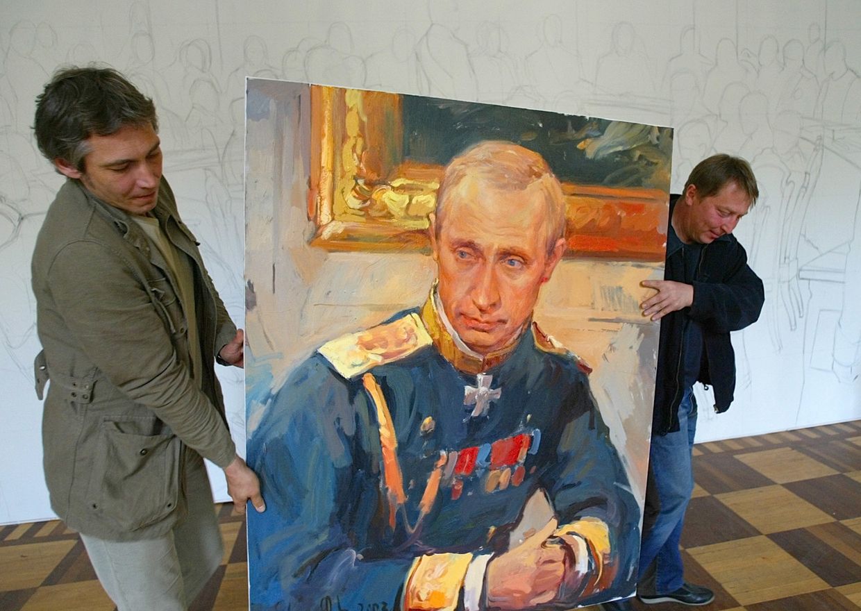 Художники Сергей Калинин и Фарид Богдалов с портретом Владимира Путина в костюме царской эпохи