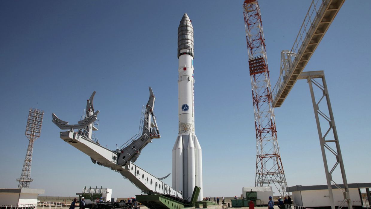 Ракета Протон-М перед стартом на космодроме Байконур, Казахстан