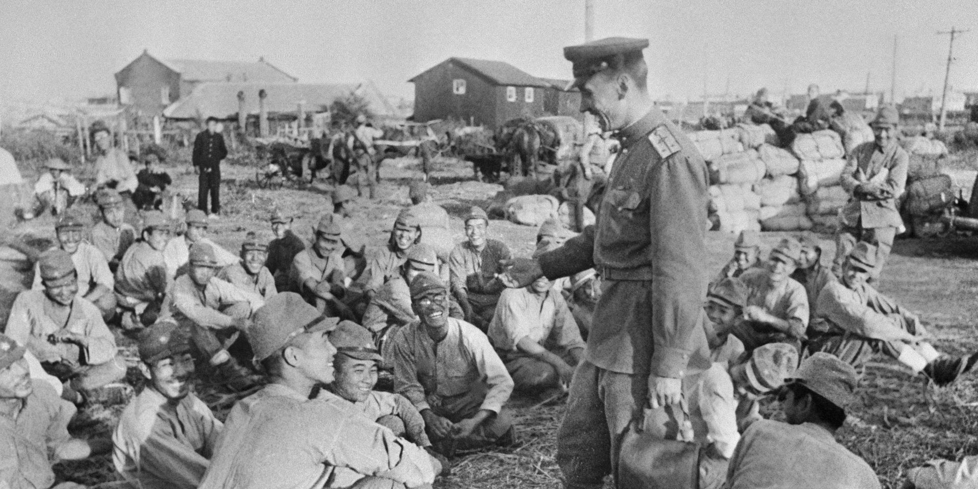 Советские бойцы и офицеры беседуют с пленными японскими солдатами - ИноСМИ, 1920, 15.03.2025