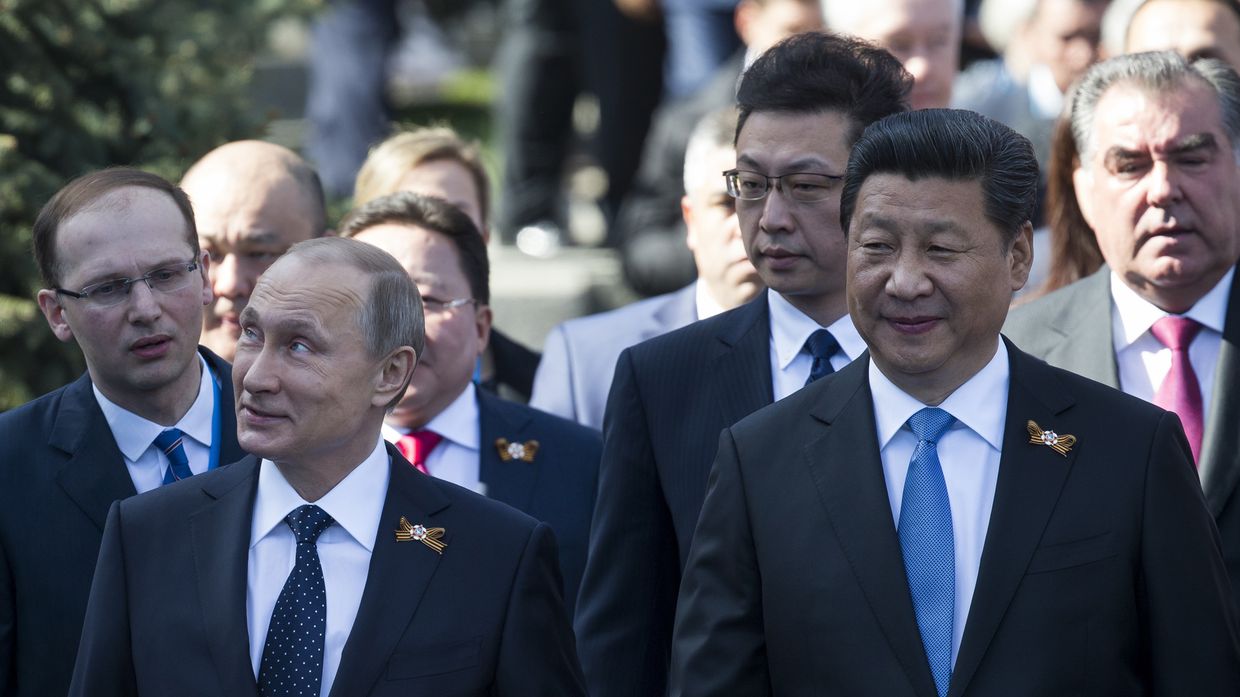 Владимир Путин и председатель КНР Си Цзиньпин перед парадом Победы в Москве