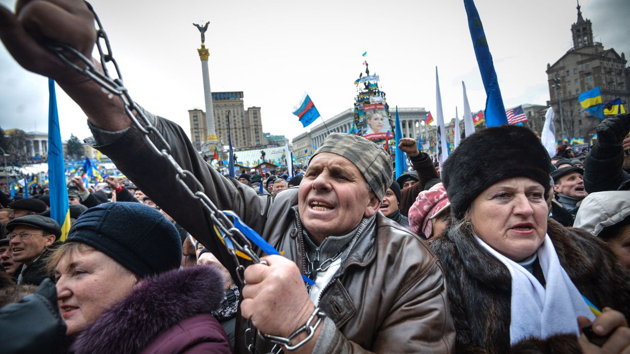 Сторонники евроинтеграции Украины во время митинга на площади Независимости в Киеве