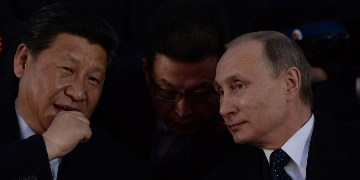 Владимир Путин и Си Цзиньпин смотрят парад Победы на Красной площади