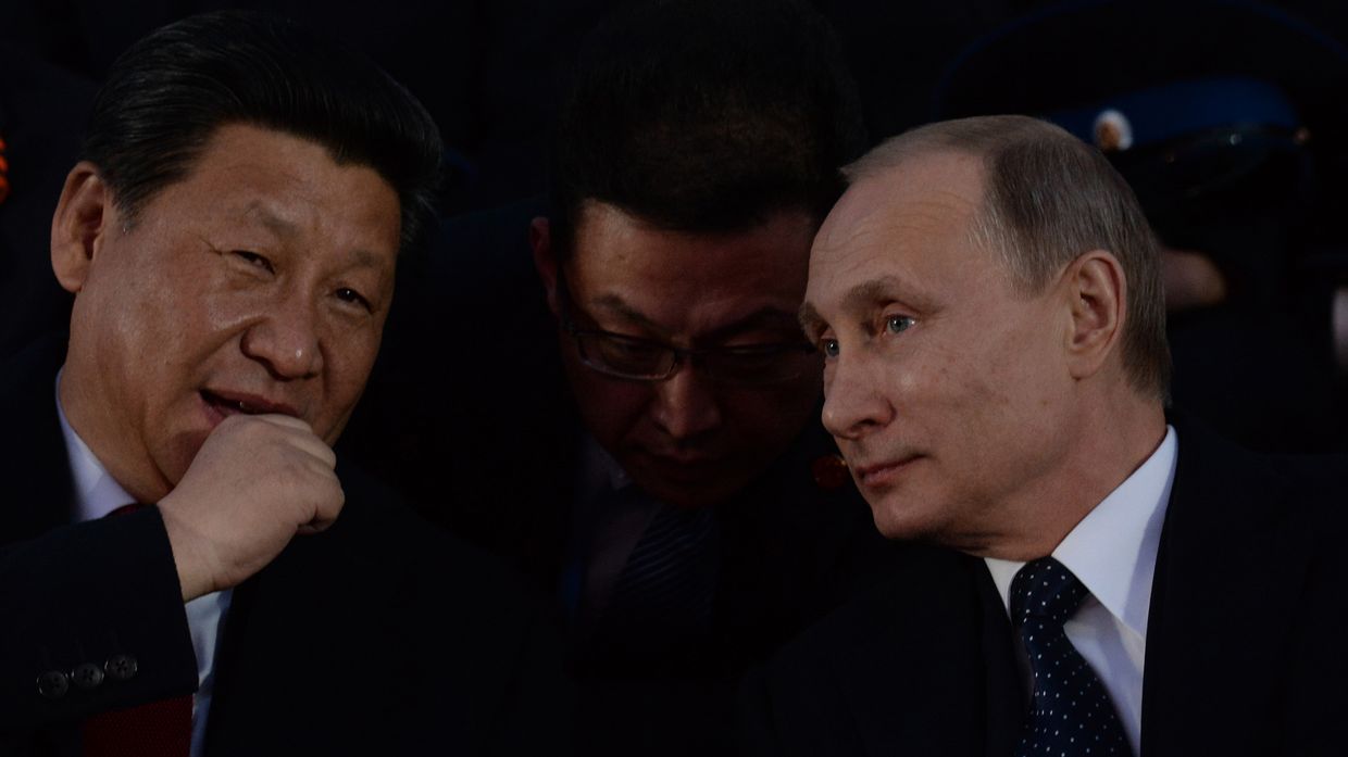 Владимир Путин и Си Цзиньпин смотрят парад Победы на Красной площади