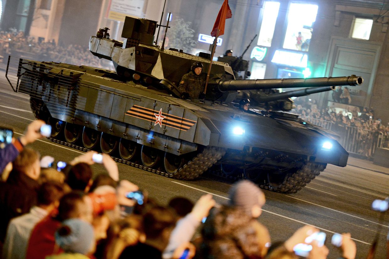 Танк Т-14 на гусеничной платформе Армата во время репетиции военного парада в Москве