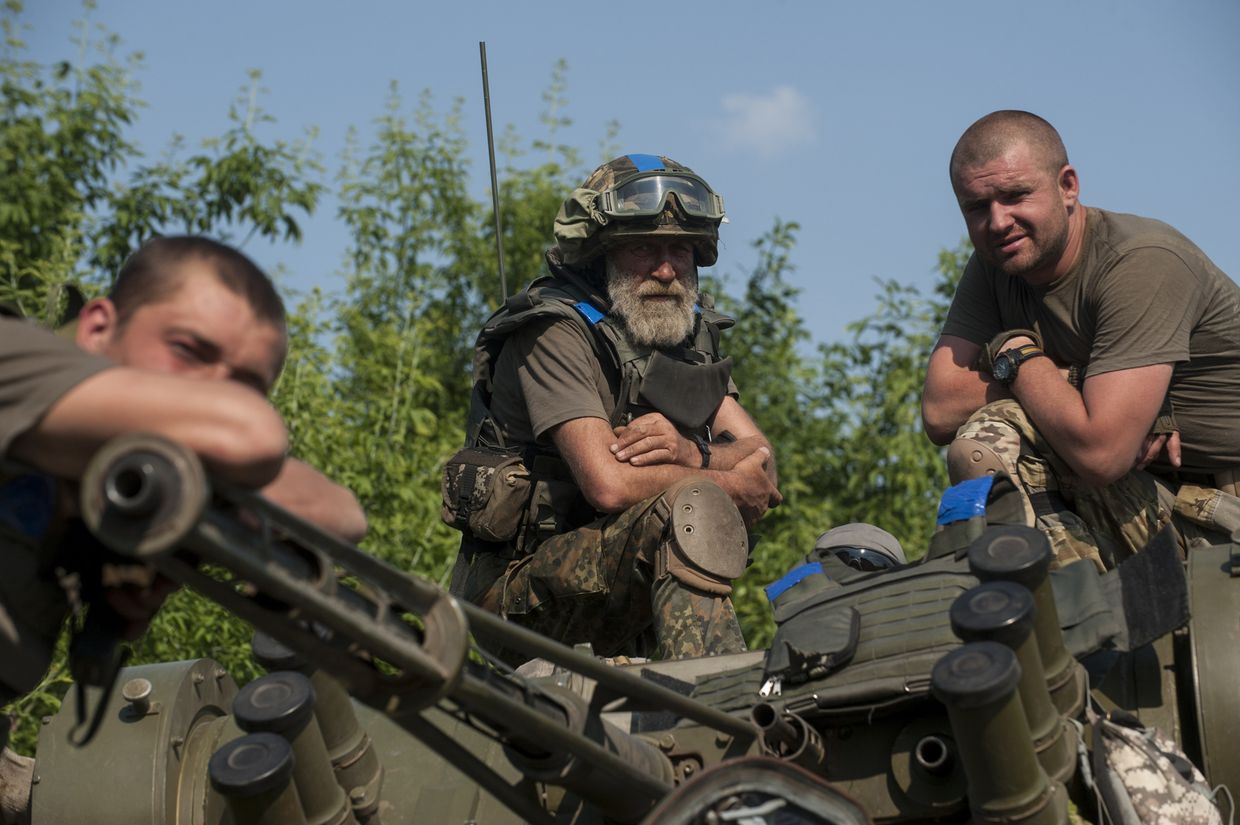 Украинские военные на окраине Марьинки в Донецкой области